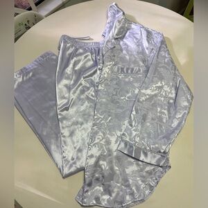 New Earth Angels women's two-piece pajama set size Med silky, lavender color